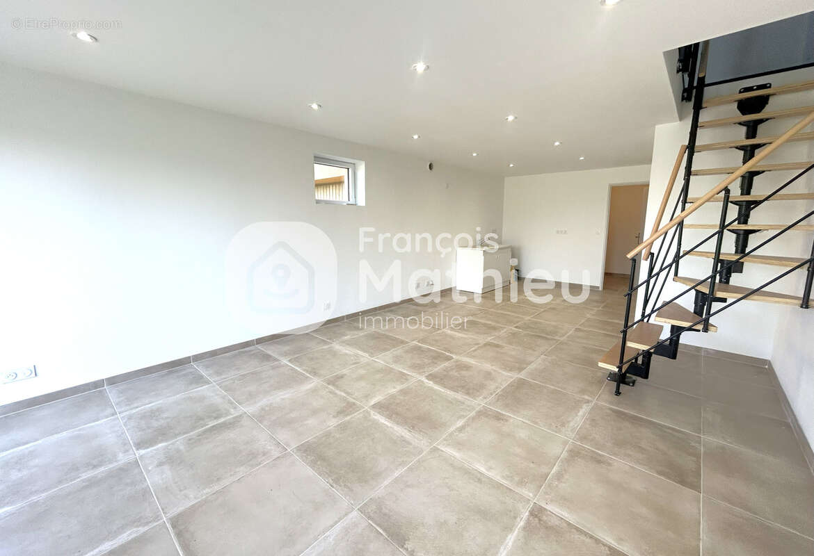 Condeissiat -  Maison T4 rénovée en 2025 avec jardin. - photo 4
