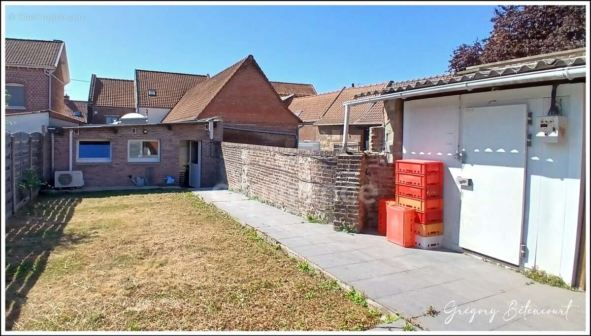 Immeuble à usage de commerce et d'habitation vendu loué - photo 7