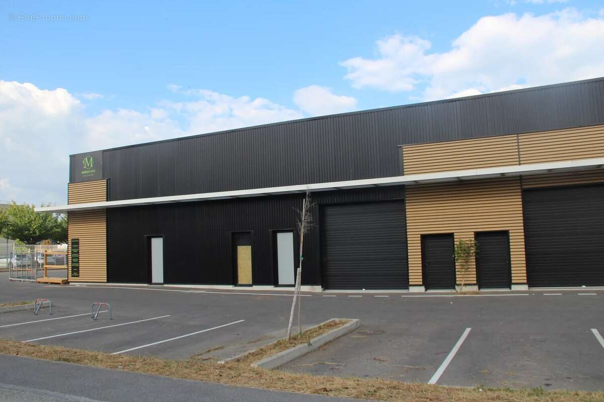 Locaux entrepots rares a la vente - photo 2