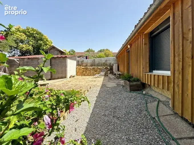 Non loin de FLEURANCE, village avec écoles, maison de charme habitable de plain pied avec jardin - photo 2