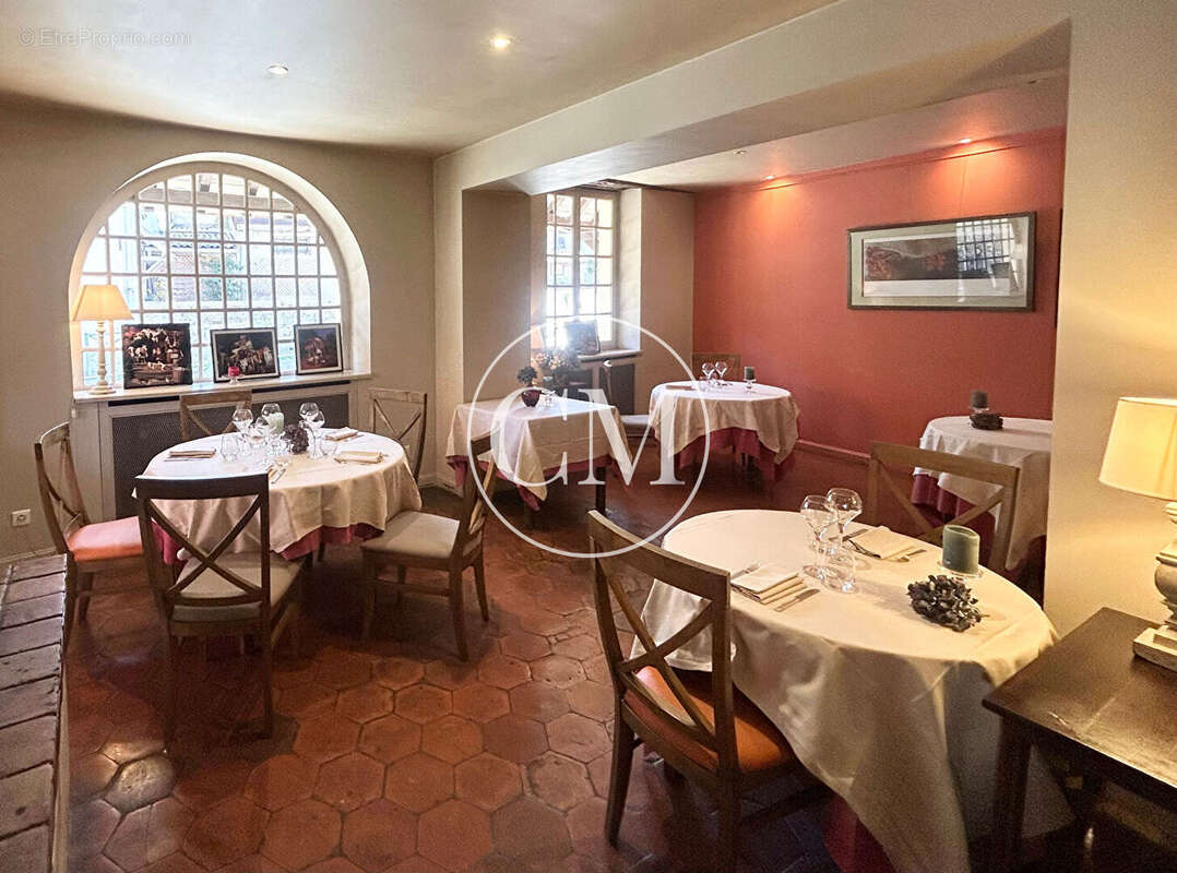 Commerce à LES MESNULS