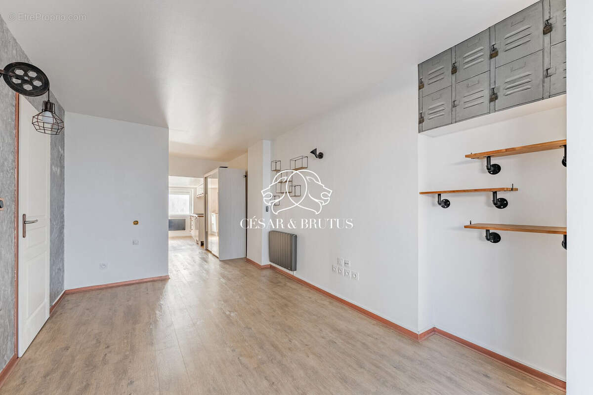 Appartement à LA TOUR-DE-SALVAGNY