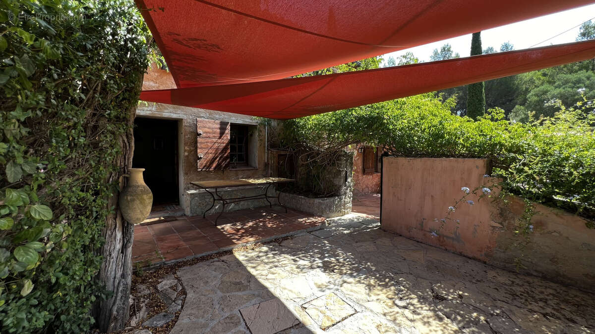 A vendre authentique maison en pierre t9 avec terrain de 3 hectares - 83150 bandol - photo 5