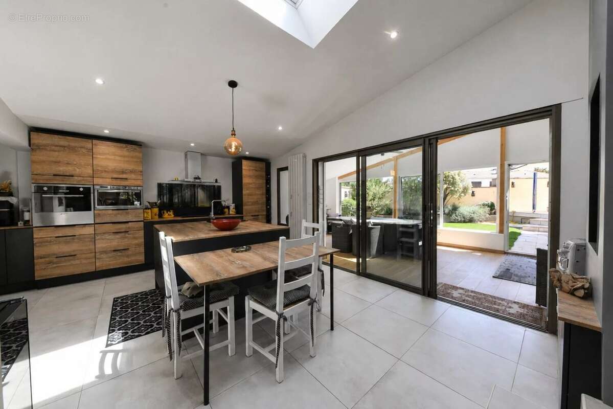 Maison méridionale de plain-pied de 167 m² avec jardin et piscine à 3.5 km du centre d’Uzès - photo 4