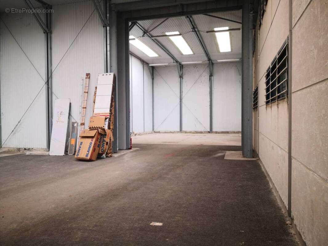 A vendre la Farlède local d'activité de 1900 m2 sur 2250 m2 de terrain - photo 4