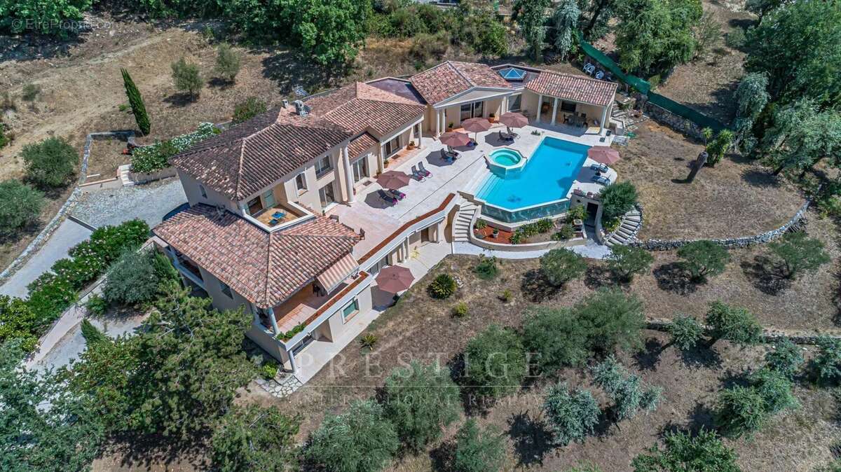 Chateauneuf de grasse, villa florentine 365m² garage, piscine, terrain 4000m² - photo 8