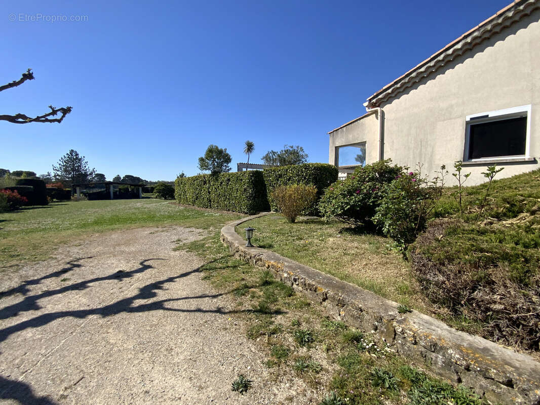 Villa de plain-pied, piscine, terrain paysagé et appartement indépendant. - photo 9