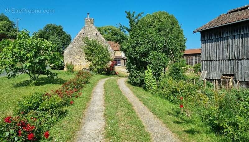 Maison à LA CHAPELLE-AUBAREIL
