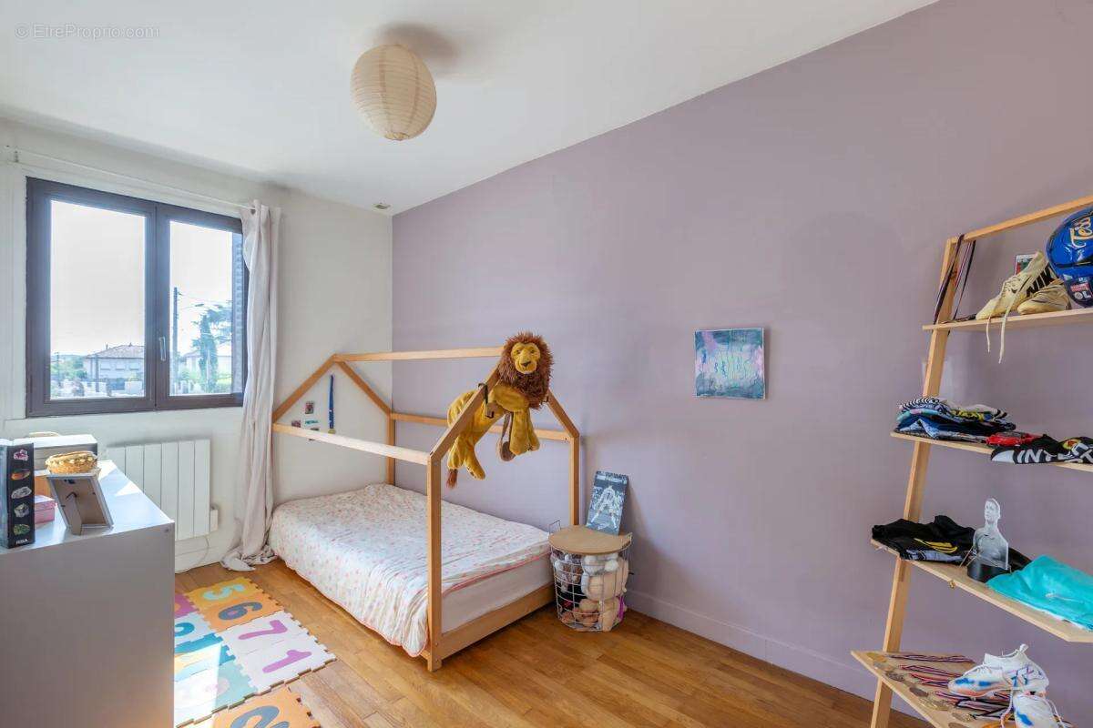 Maison familiale – mions quartier résidentiel – étage rénové – terrain piscinable – maison intergénérationnelle - photo 12