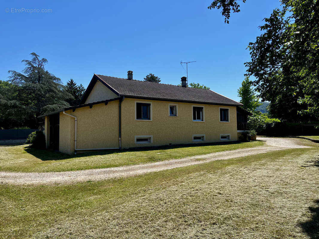 Maison à LEYRIEU