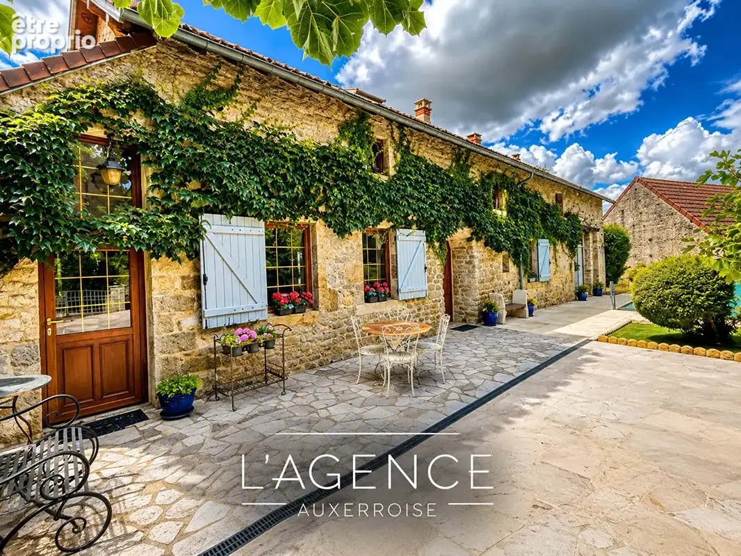VÉZELIEN  Deux maisons, une piscine et un panorama d'exception - photo 6