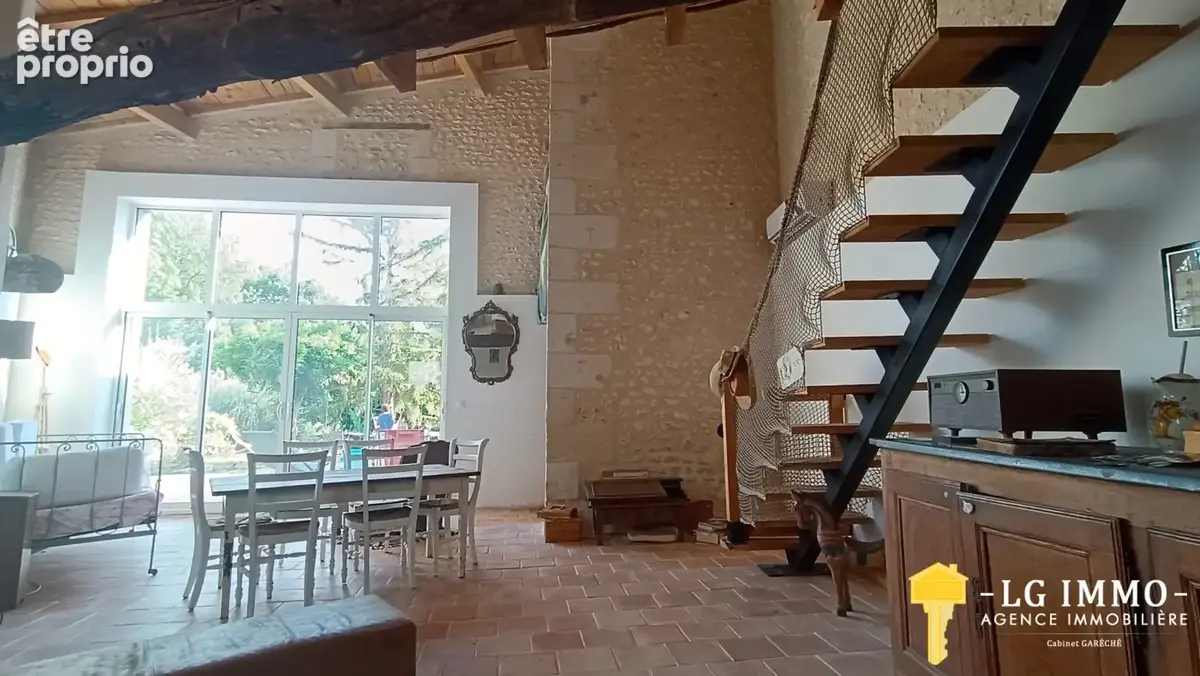 Maison en pierres rénovée de 180 m2, 5 chambres sur terrain clos et arboré de 1750 m2. - photo 6
