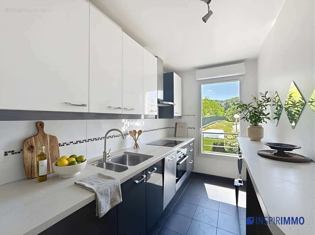 cuisine aménagée et équipée - Appartement à SAINT-CYR-L&#039;ECOLE