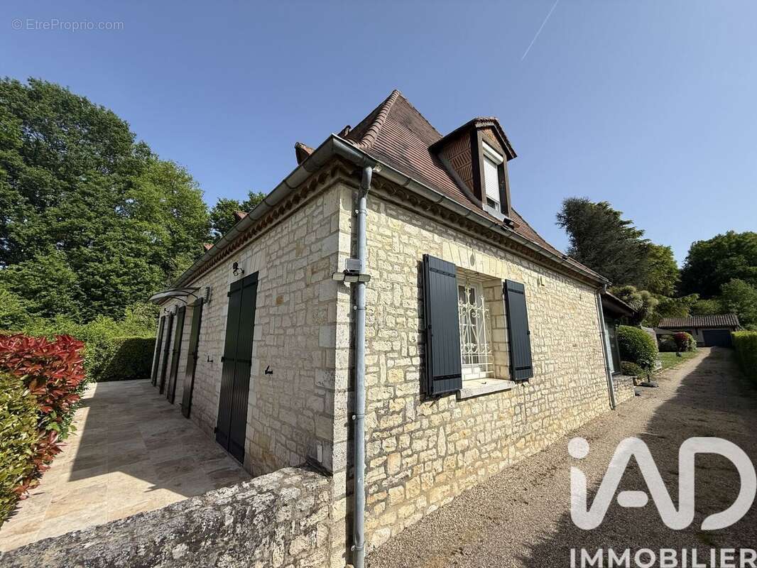 Maison 169 m² à Varennes  - photo 2