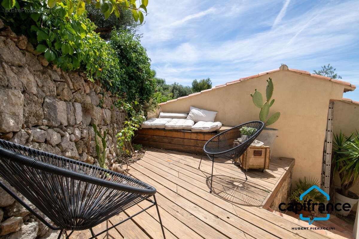 83 Ollioules La Courtine, Maison entierement rénovée avec goût, de 123 m2 (avec un studio) sur 386 m2 stationnement facile - photo 14