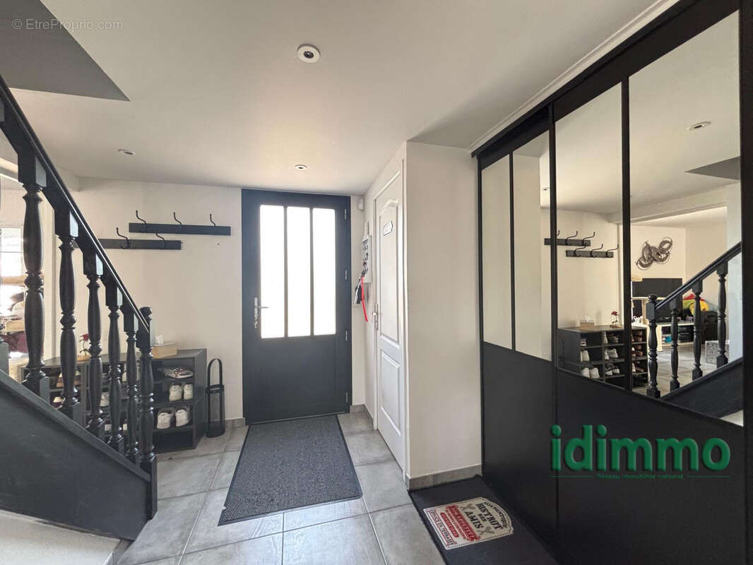 Magnifique ensemble immobilier de 350 m2, avec 2 logements , dans un lieu recherche, avec piscine sur un terra - photo 6