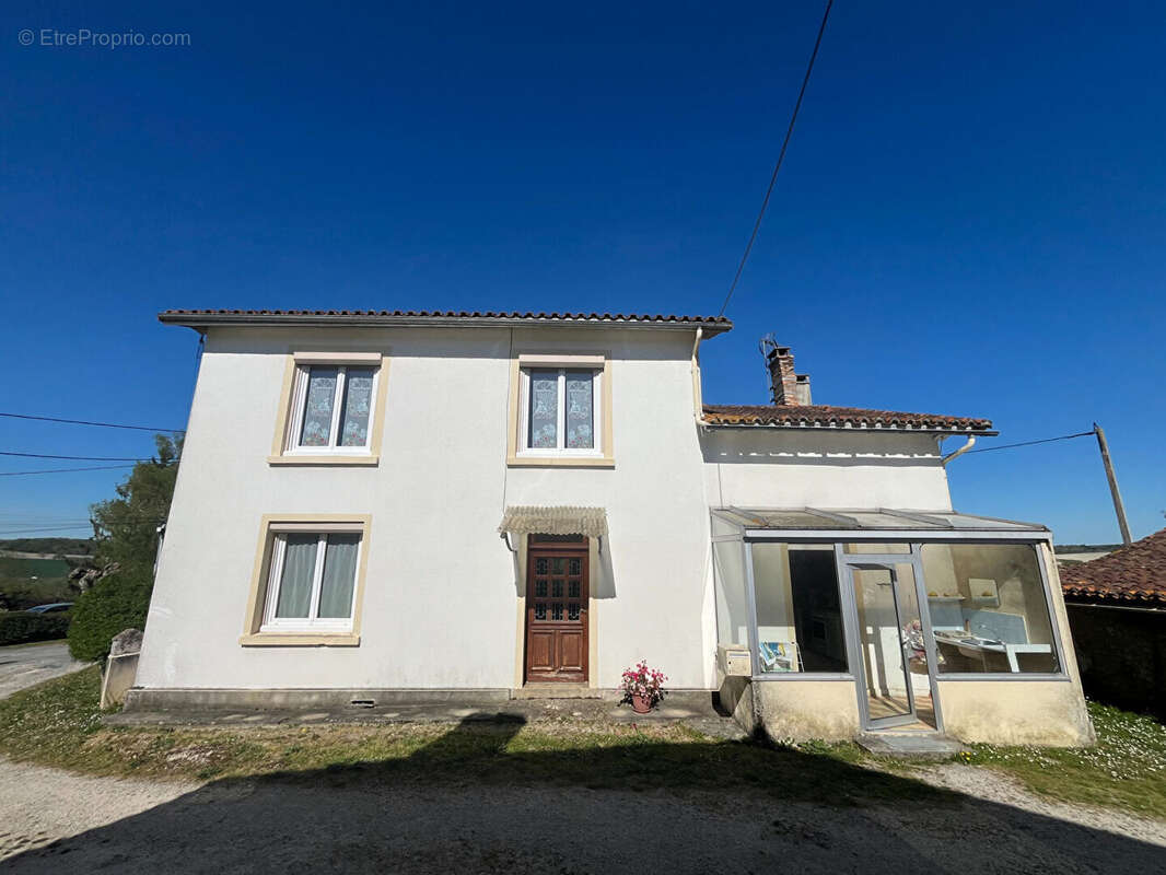 Maison à MONTMOREAU-SAINT-CYBARD