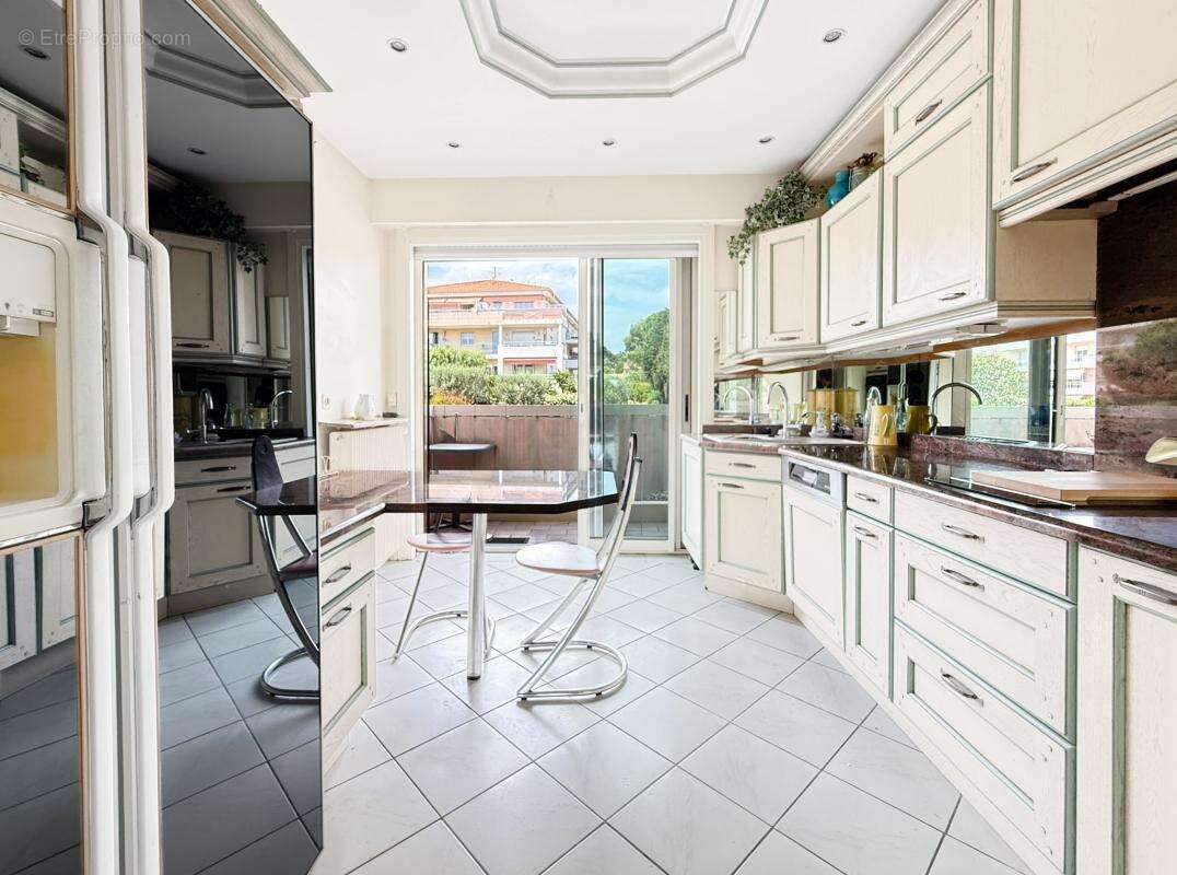 Appartement à SAINT-LAURENT-DU-VAR