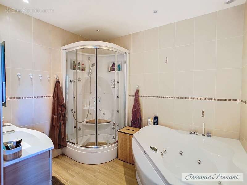 Dpt Loir et Cher (41), à vendre CELLE maison P10 de 210 m² - Terrain de 1 211,00 m² - photo 4