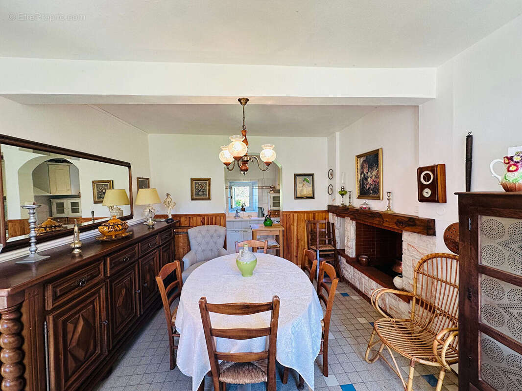 Propriété de 1772 avec dépendances et terres 09200 - photo 17