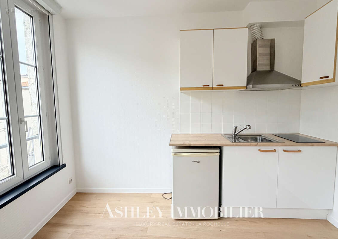 À vendre : immeuble de caractère situé à seulement 200 m du marché central de La Rochelle, comprenant 7 appart - photo 4