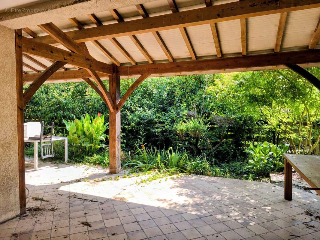 Maison 250 m² à Lussac  - photo 3