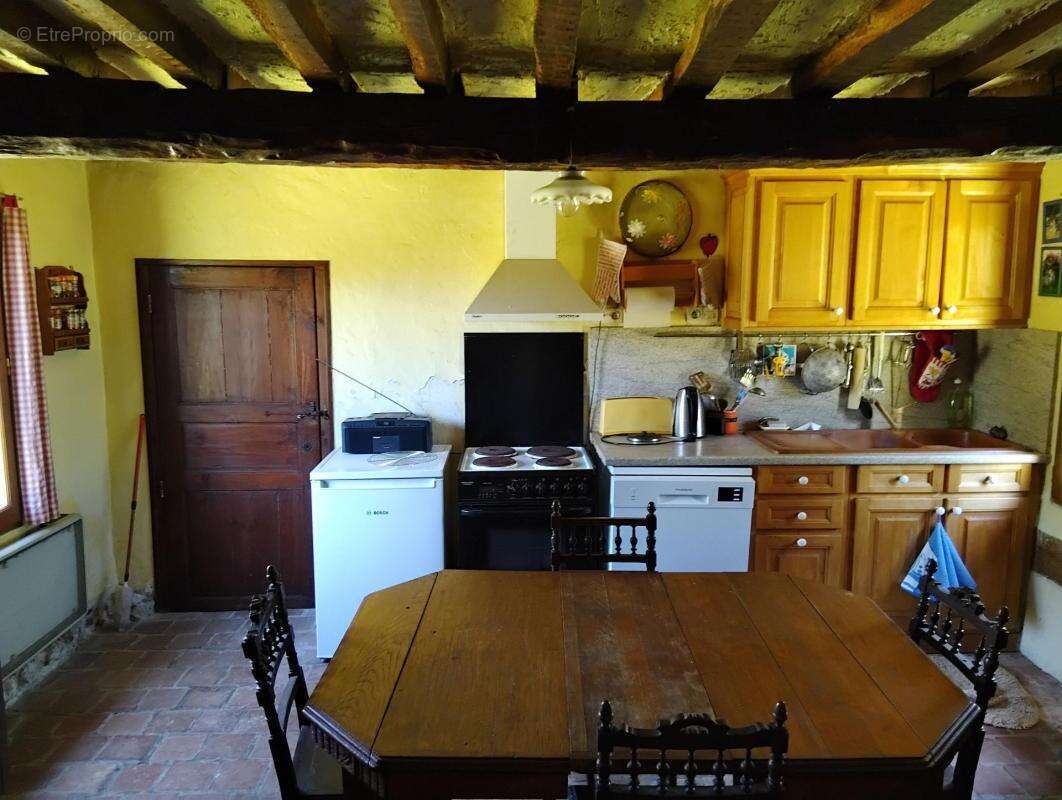 Maison à SAINT-MARTIN-DE-BIENFAITE-LA-CRESSONNIERE