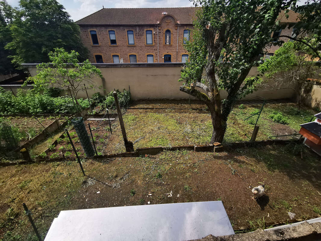 Appartement à COURS-LA-VILLE