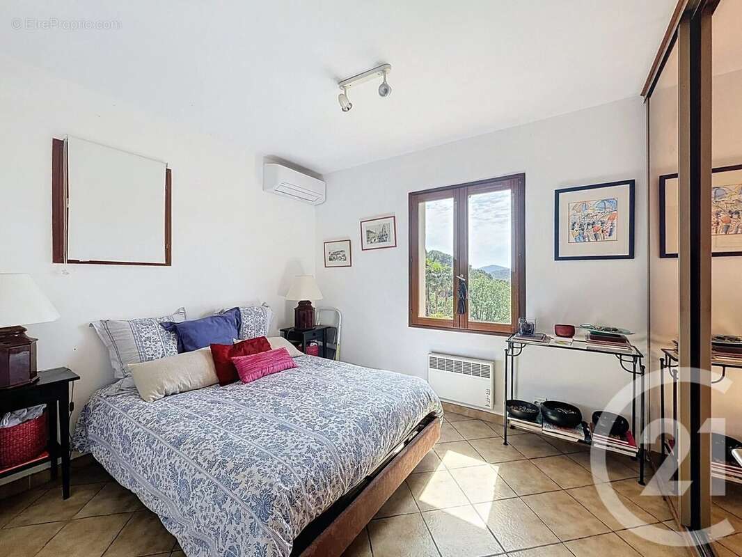 Maison à LA ROQUETTE-SUR-SIAGNE