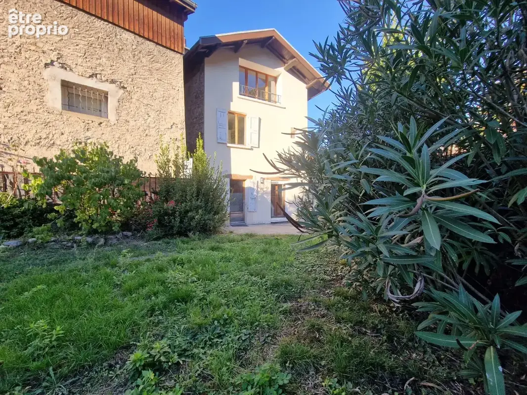 Maison de village 3/4 chambres jardin garage proche commerce tram train et bus au calme - photo 1