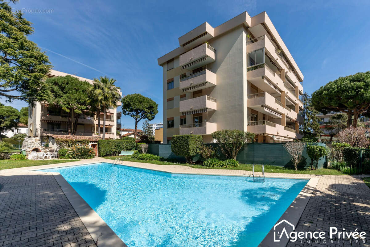 Piscine - Appartement à SAINT-LAURENT-DU-VAR