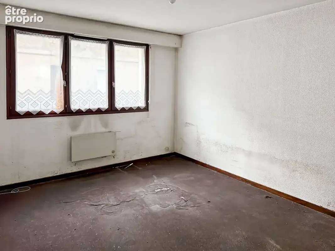 Studio quartier Saint Genès à rafraichir - photo 2