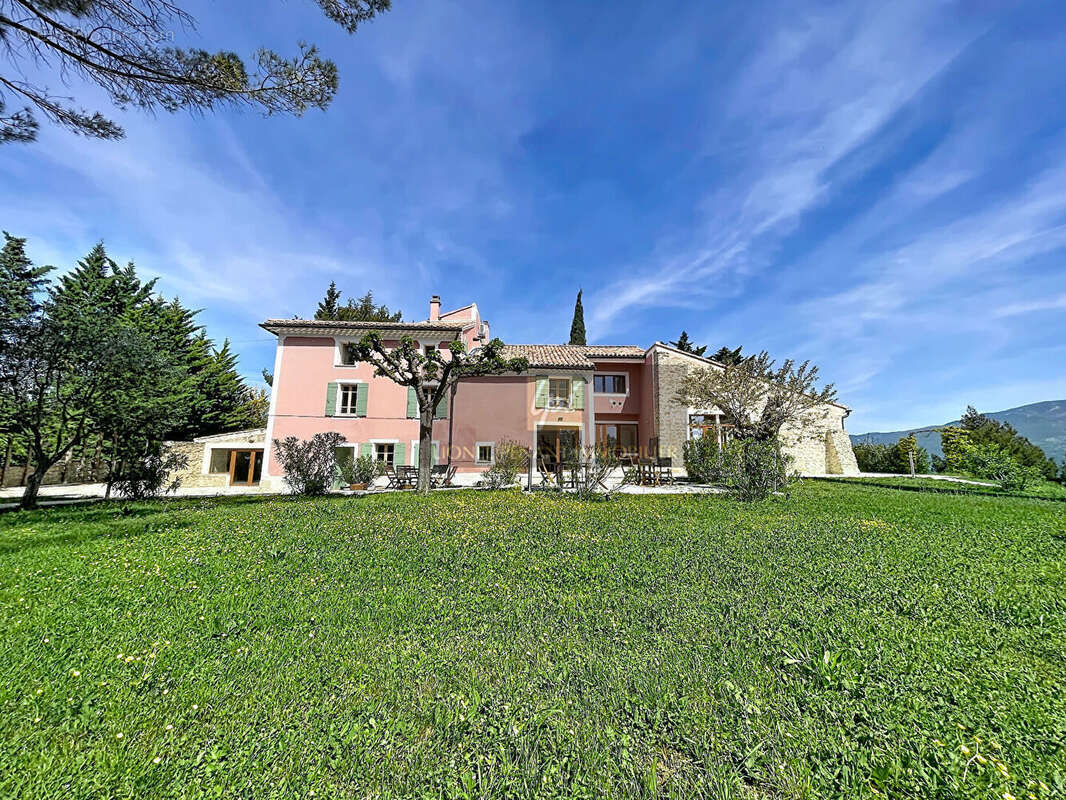Propriete composee de 7 gites  de 430m² sur terrain de  63547 m². - photo 4