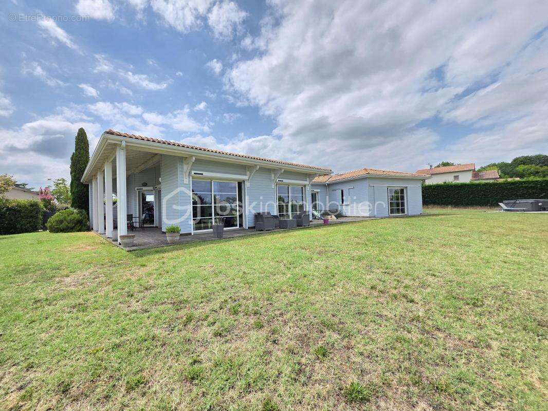 Maison 170 m² -5 chambres- jardin 4378 m²- double carport-abri - spa - photo 2
