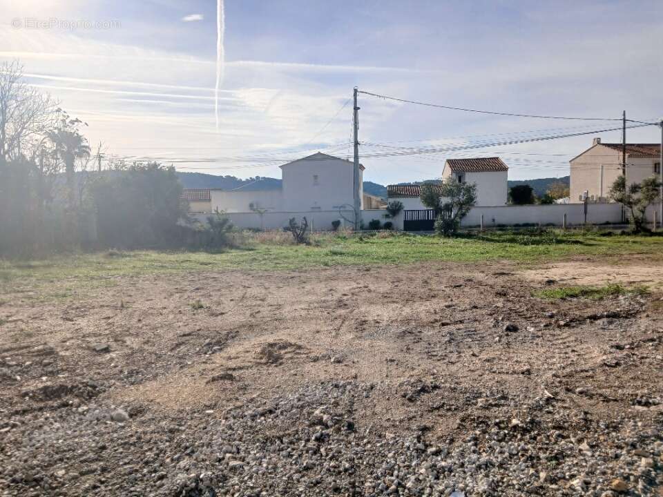 Terrain à LA FARE-LES-OLIVIERS