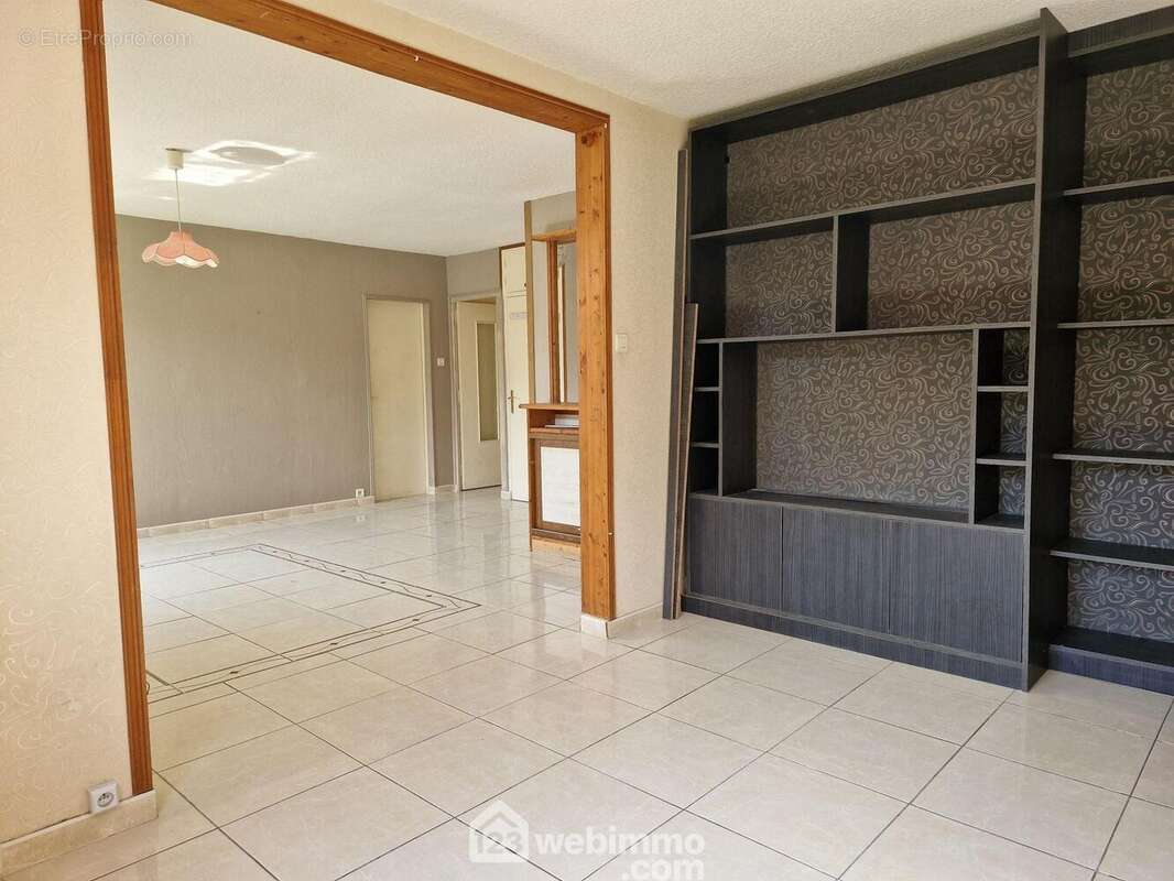 Elle donne accès à un balcon exposé Est. - Appartement à ALBERTVILLE