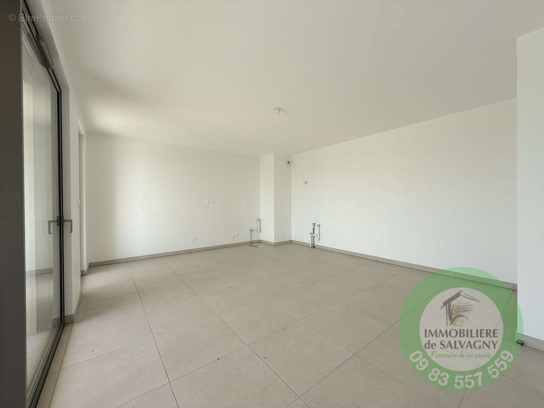 Appartement à LA TOUR-DE-SALVAGNY