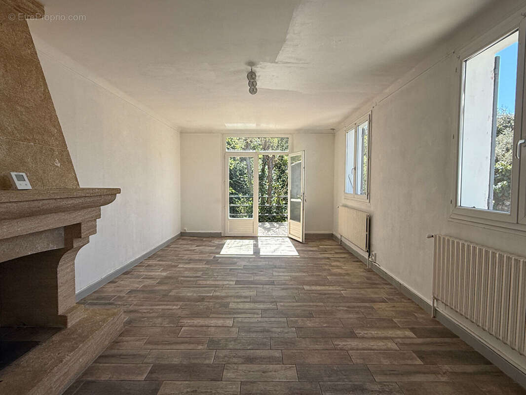 Maison à LA ROQUE-D'ANTHERON