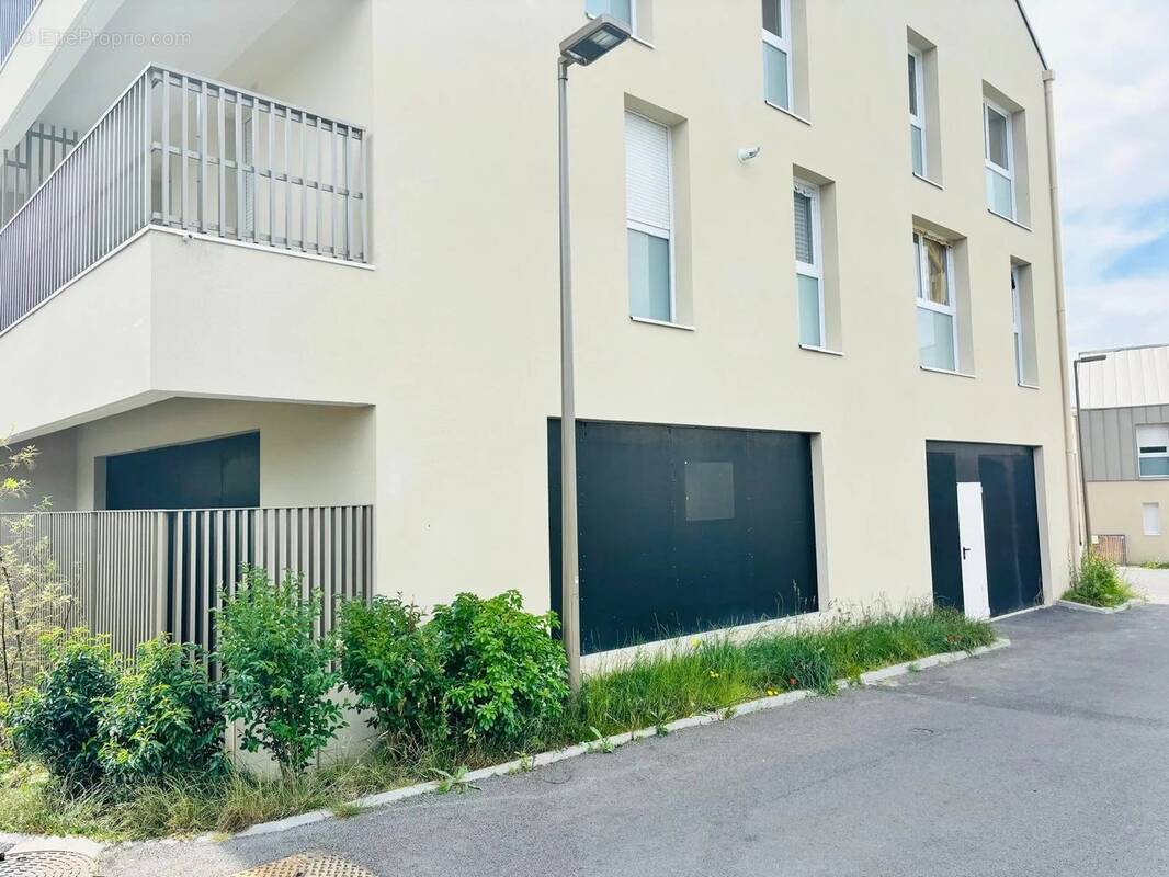 Commerce à FRENEUSE