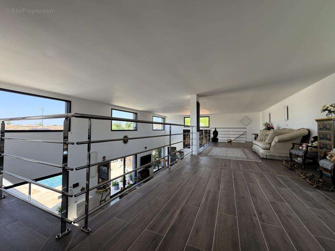 Villa d'exception aux volumes spectaculaires et prestations haut de gamme - photo 10