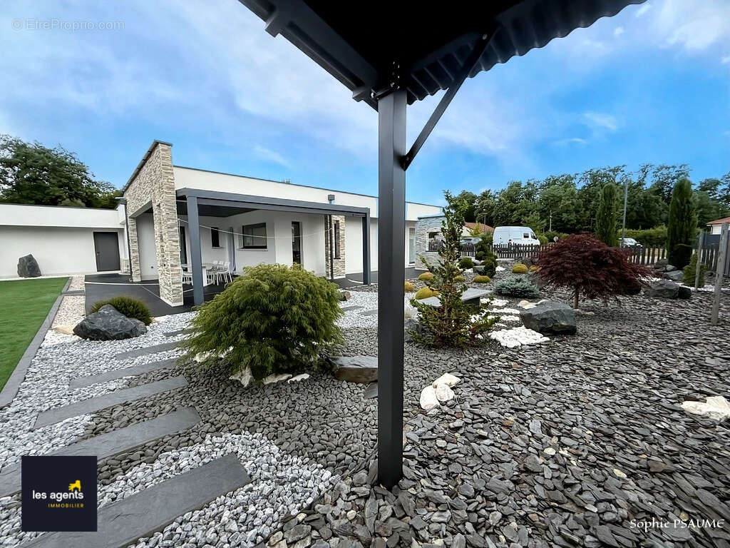 Maison à NEUFCHATEAU