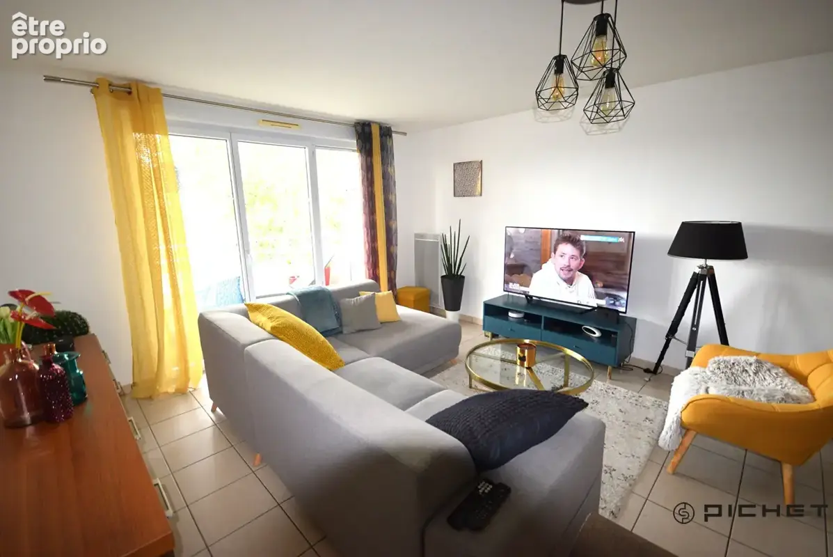 Appartement T4 en dernier étage avec ascenseur, terrasse et parkings - photo 2