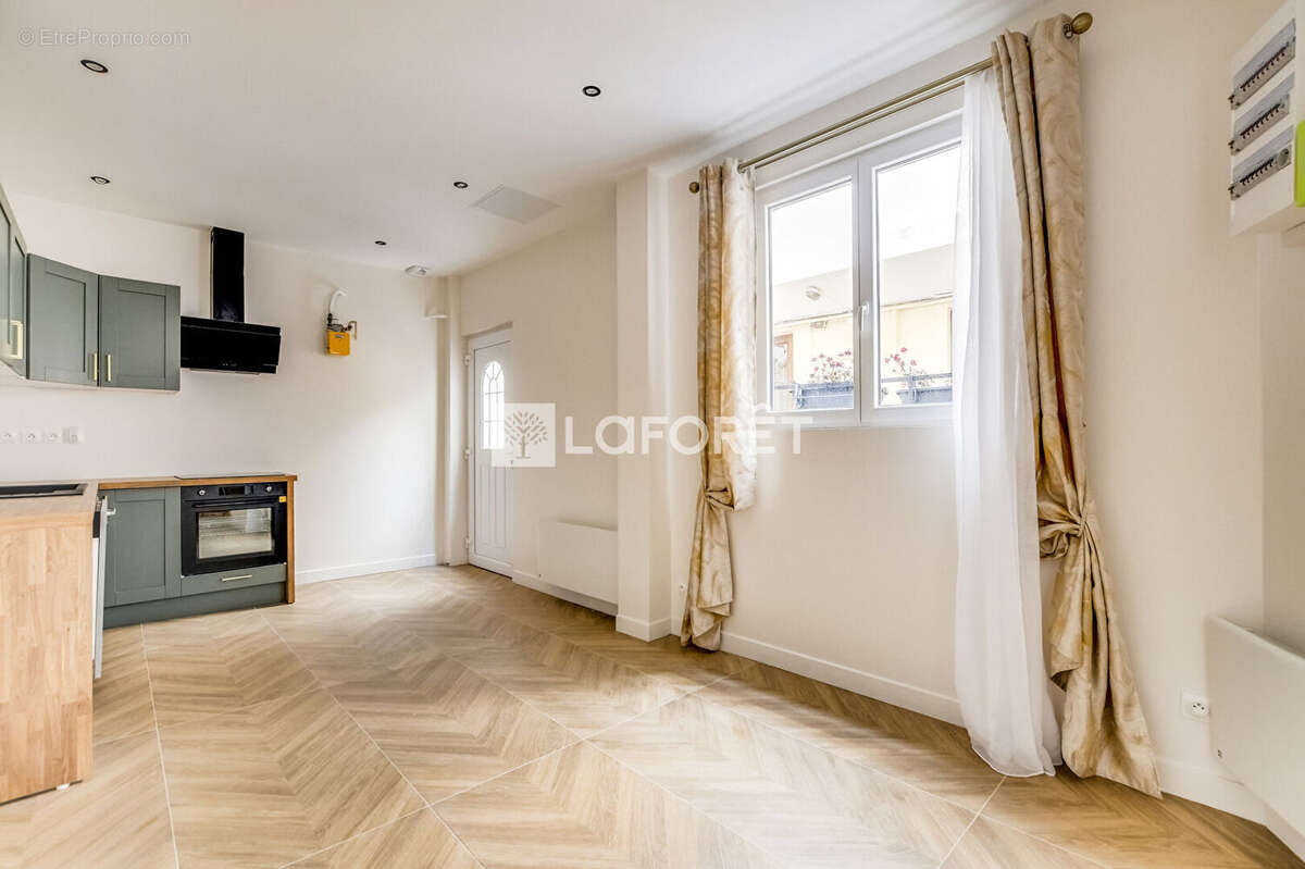 Appartement à PARIS-14E