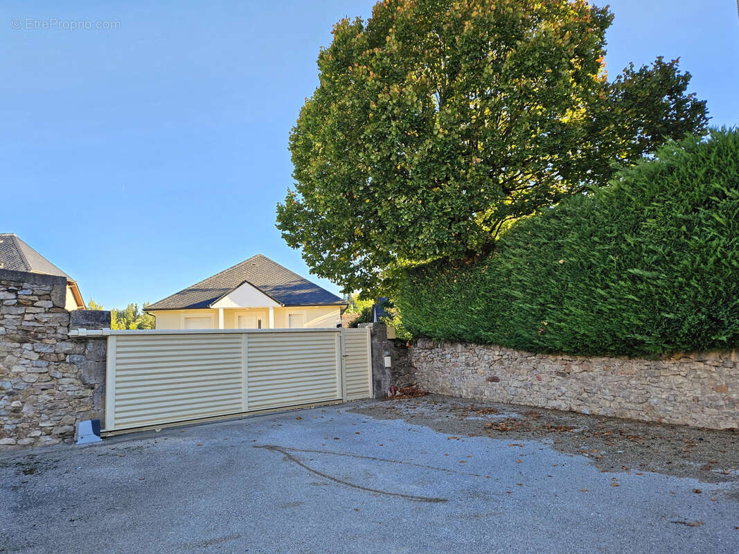 Maison à AGEN-D&#039;AVEYRON