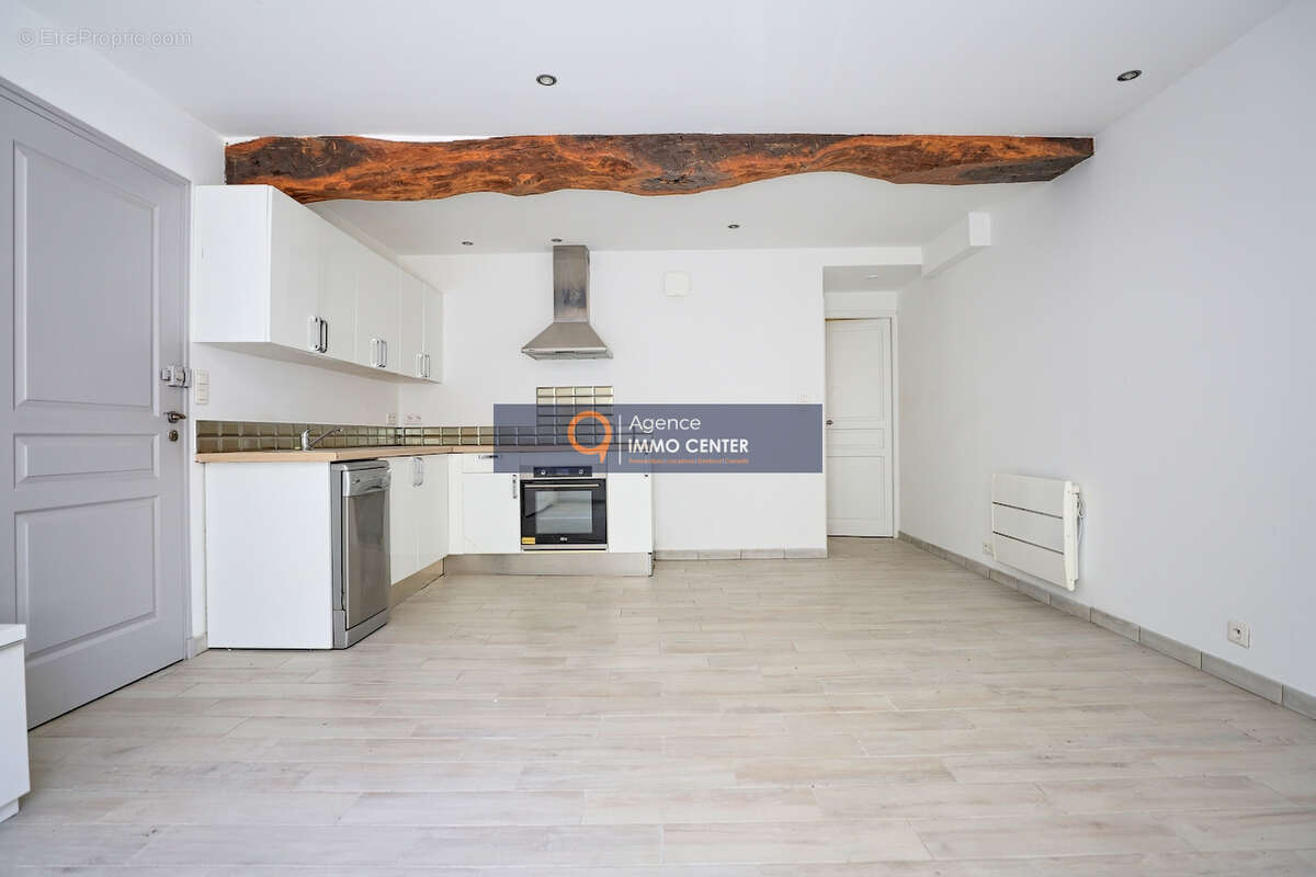 Appartement à SOLLIES-TOUCAS