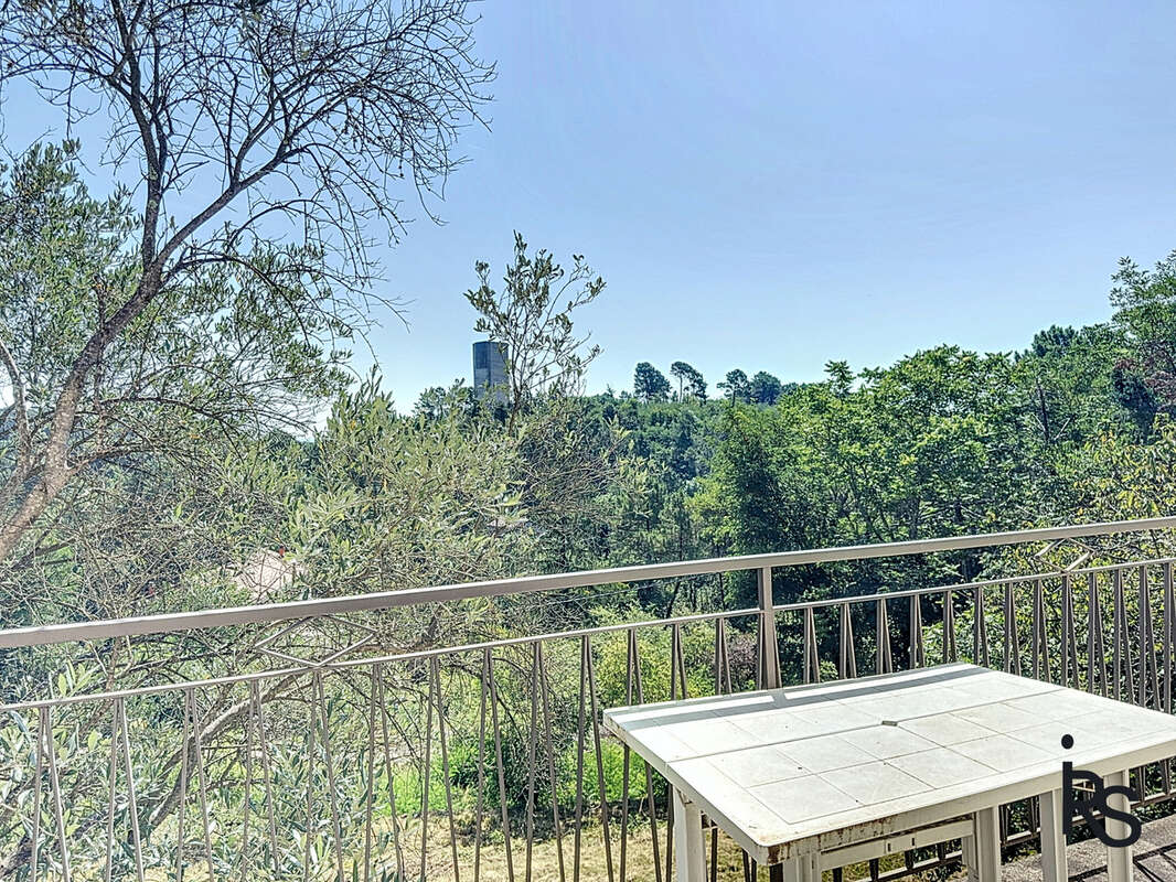 Villa de 1966 avec un terrain constructible de 1883 m2 et une vue dégagée. - photo 5