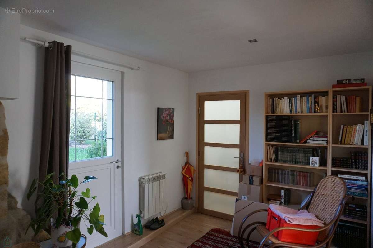 Spacieuse maison en pierre située dans un village historique. - photo 17