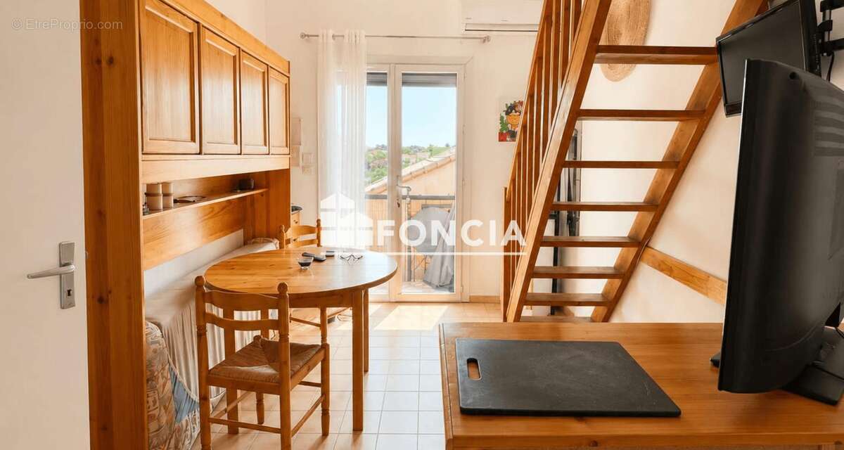 Proche du port - bel f2 climatise avec chambre et mezzanine - photo 4