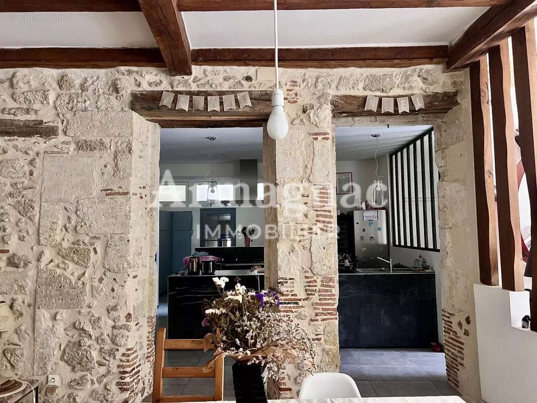 Maison à VIC-FEZENSAC