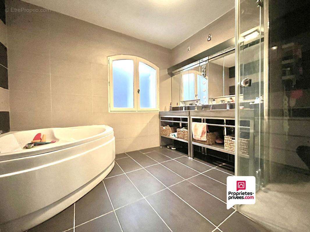 Villa T7 SAINT AUNES  de 210m² avec vue imprenable et piscine - photo 9